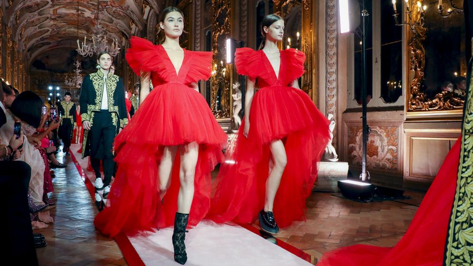 Na modnoj reviji predstavljeni su divni lookovi kolekcije Giambattista Valli x H&M