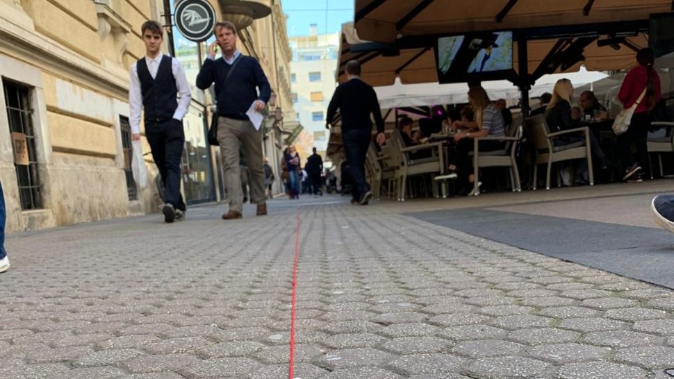 Crvena nit u centru Zagreba dio je kampanje „Upletimo se“ koja ove zime pomaže beskućnicima