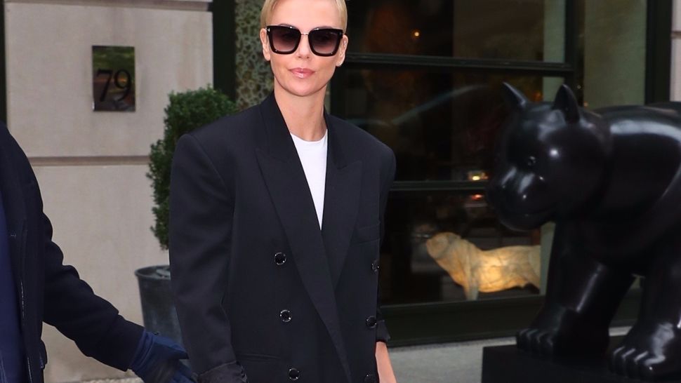 Street style inspiracija: Charlize Theron nosi klasike na ne tako klasičan način