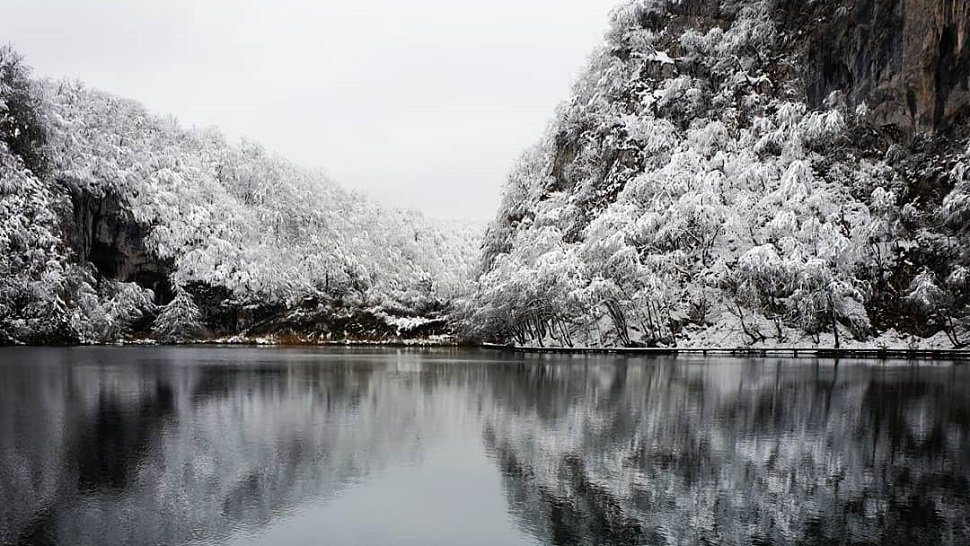 Čarobni prizori s Plitvičkih jezera koja su se probudila pod prvim snježnim pokrivačem