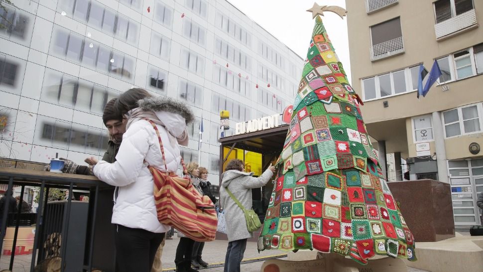 Otkriveno veliko vuneno božićno drvce ljubavi i zajedništva kao simbol kampanje „Upletimo se“