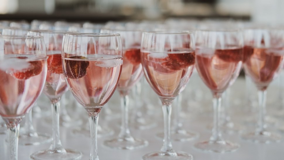 Sve što trebate znati o ružičastom šampanjcu, ženstvenom, lepršavom i iznimno popularnom piću