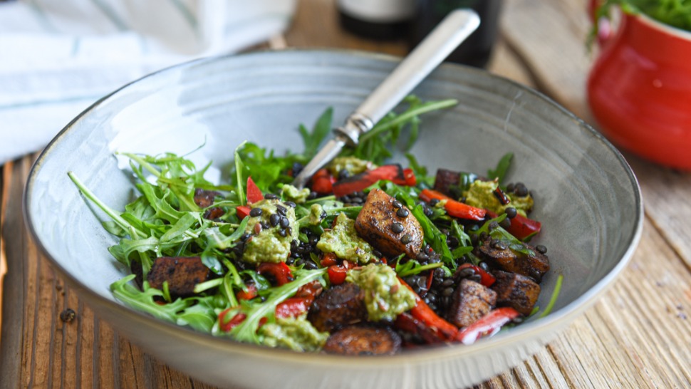 #WeLoveLocal recept: Brza salata s batatom, paprikom i crnom lećom