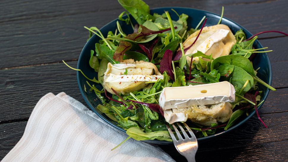 #WeLoveLocal recept: Mladi listovi proljetne salate sa sirom camembert i bruschettama