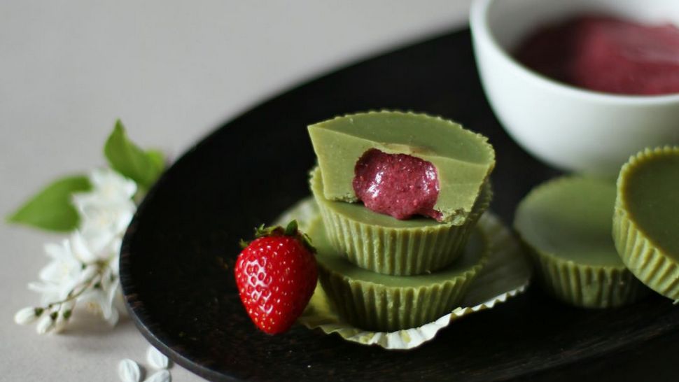 Culinary Postcards: Praline od bijele čokolade s matchom i jagodama