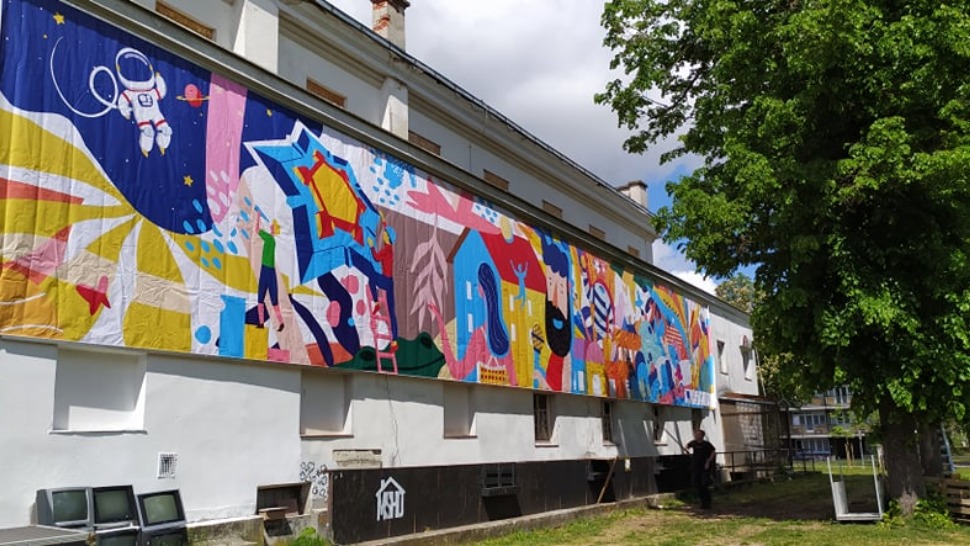Šareni banner s muralom Leonarda Lesića najava je skorašnjeg otvaranja Urbanog parka