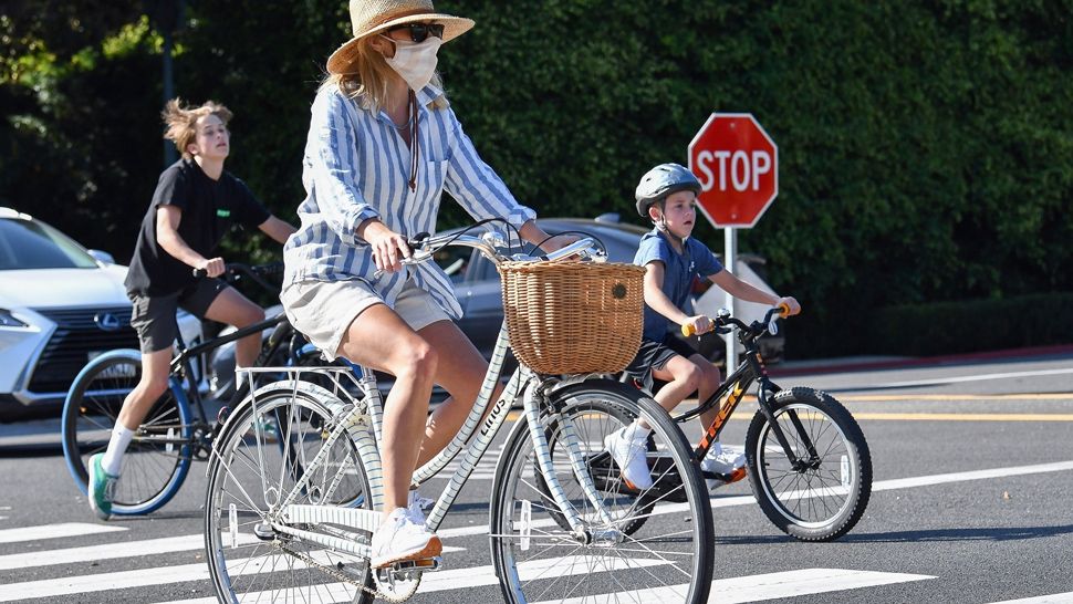 Street style inspiracija: Ležerna kombinacija Reese Witherspoon koju želimo kopirati od glave do pete