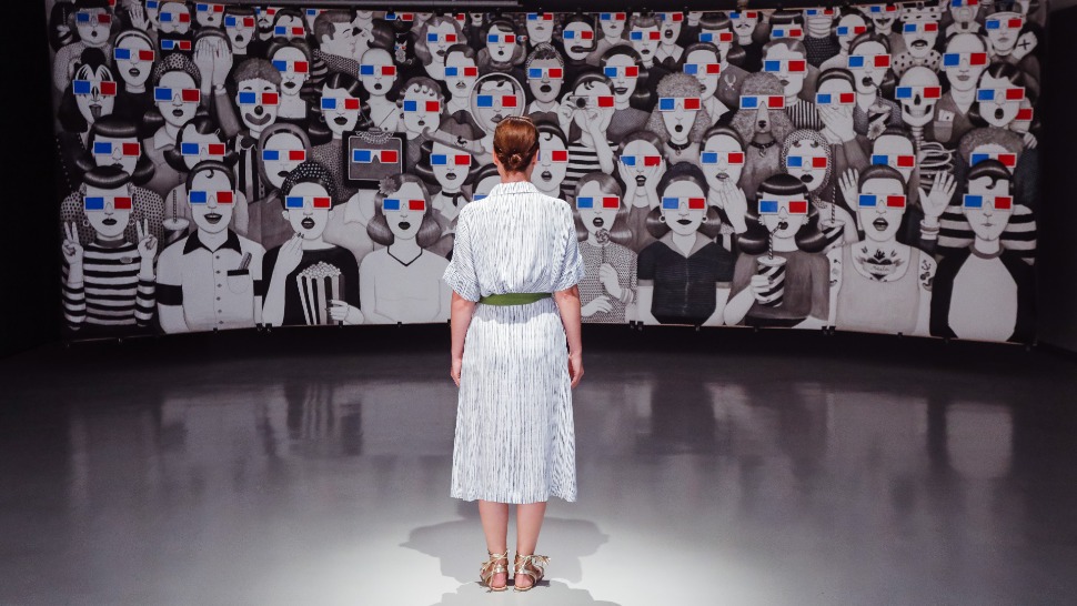 Izložba umjetnice Ivane Mrčele navest će vas da se zapitate: Ako je cijeli svijet pozornica gdje sjedi publika?