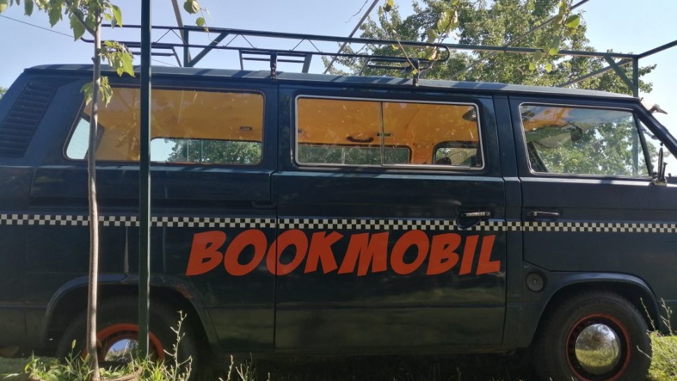 Pjesnikinja Maja Klarić kreće na put u svom Bookmobilu, prvoj putujućoj knjižari u Hrvatskoj koju ne možete promašiti