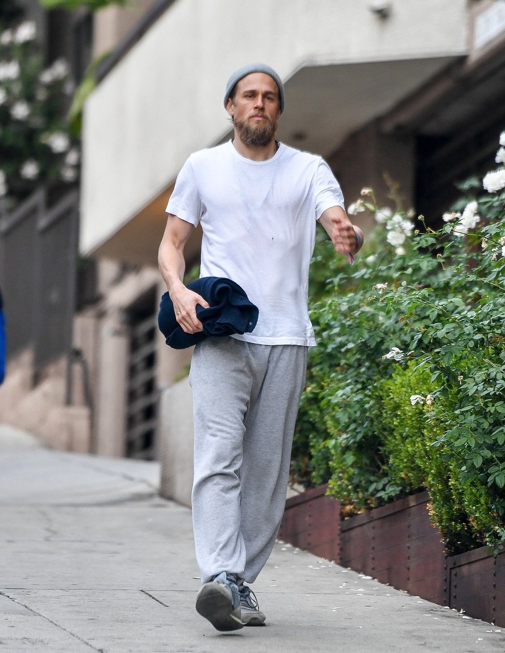 Charlie Hunnam siva trenirka