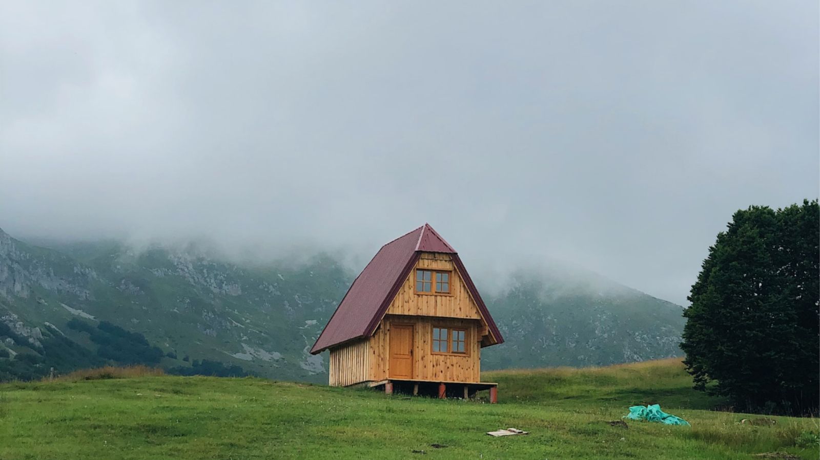 Ultimativna knjiga koja nas vodi u domove uređene na filozofiji sporog življenja