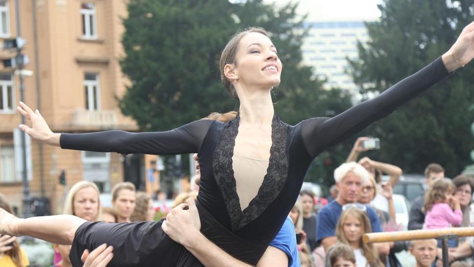 Subotu prijepodne provedite uživajući u djeliću baleta ‘Ponos i predrasude’ i drugim izvedbama ispred HNK u Zagrebu!
