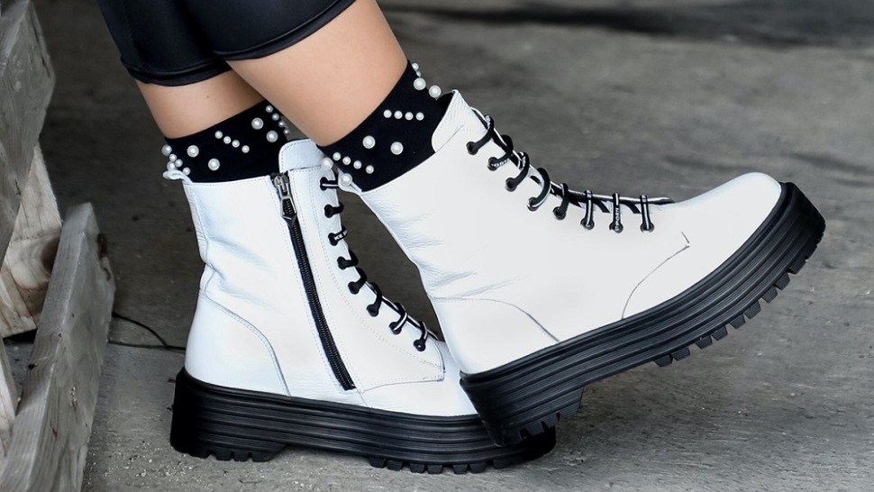 ‘Must have’ obuća ove jeseni su bijele bajkerske čizme