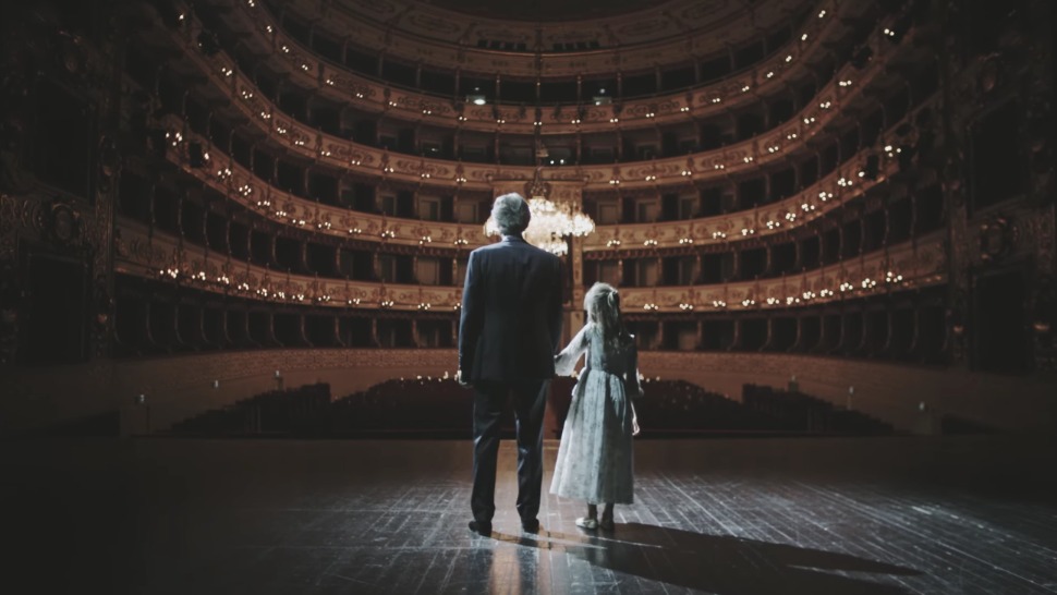 Andrea Bocelli održat će božićni koncert u predivnom i potpuno praznom talijanskom kazalištu