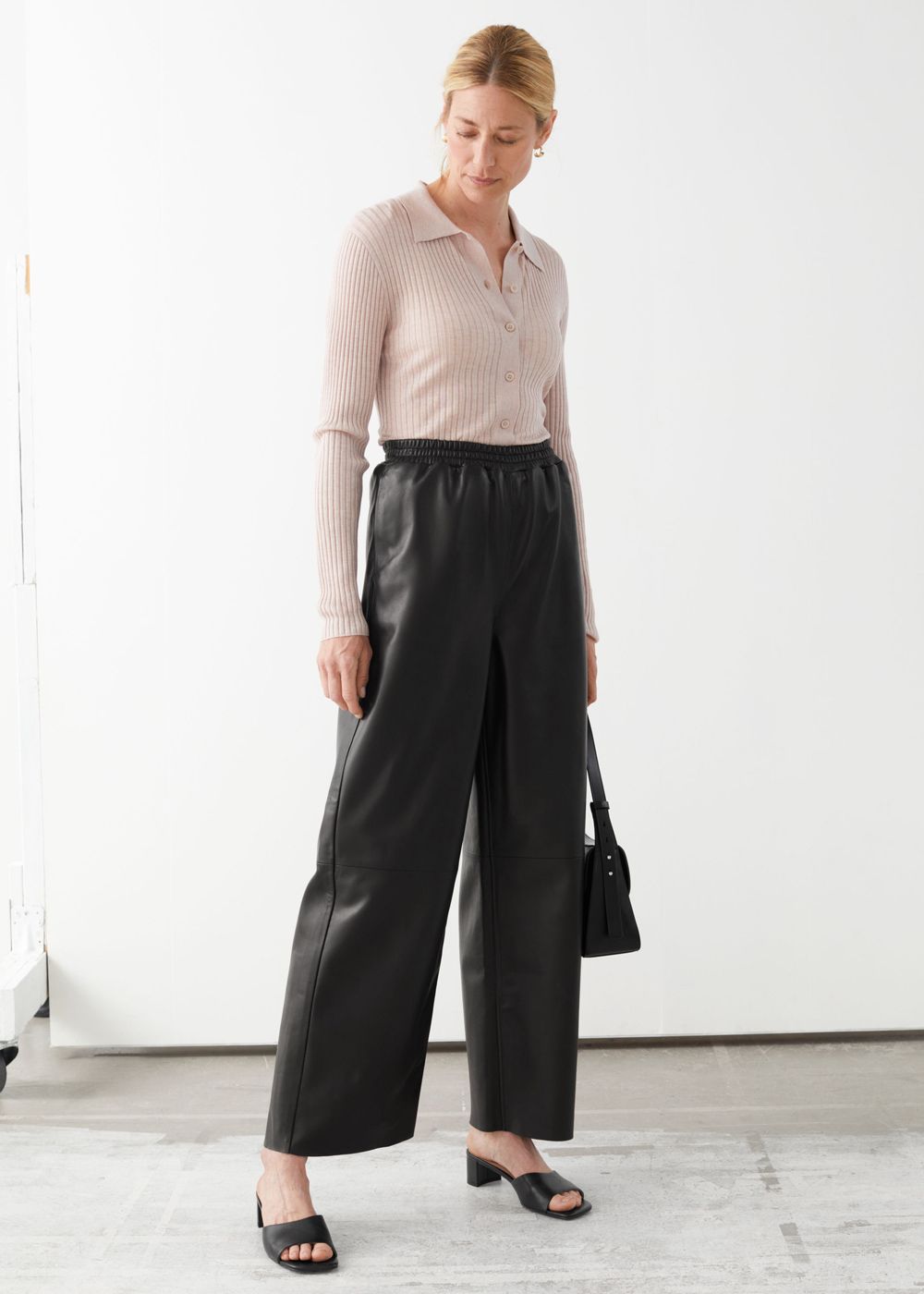 & Other Stories kožne hlače jogger model 2021.
