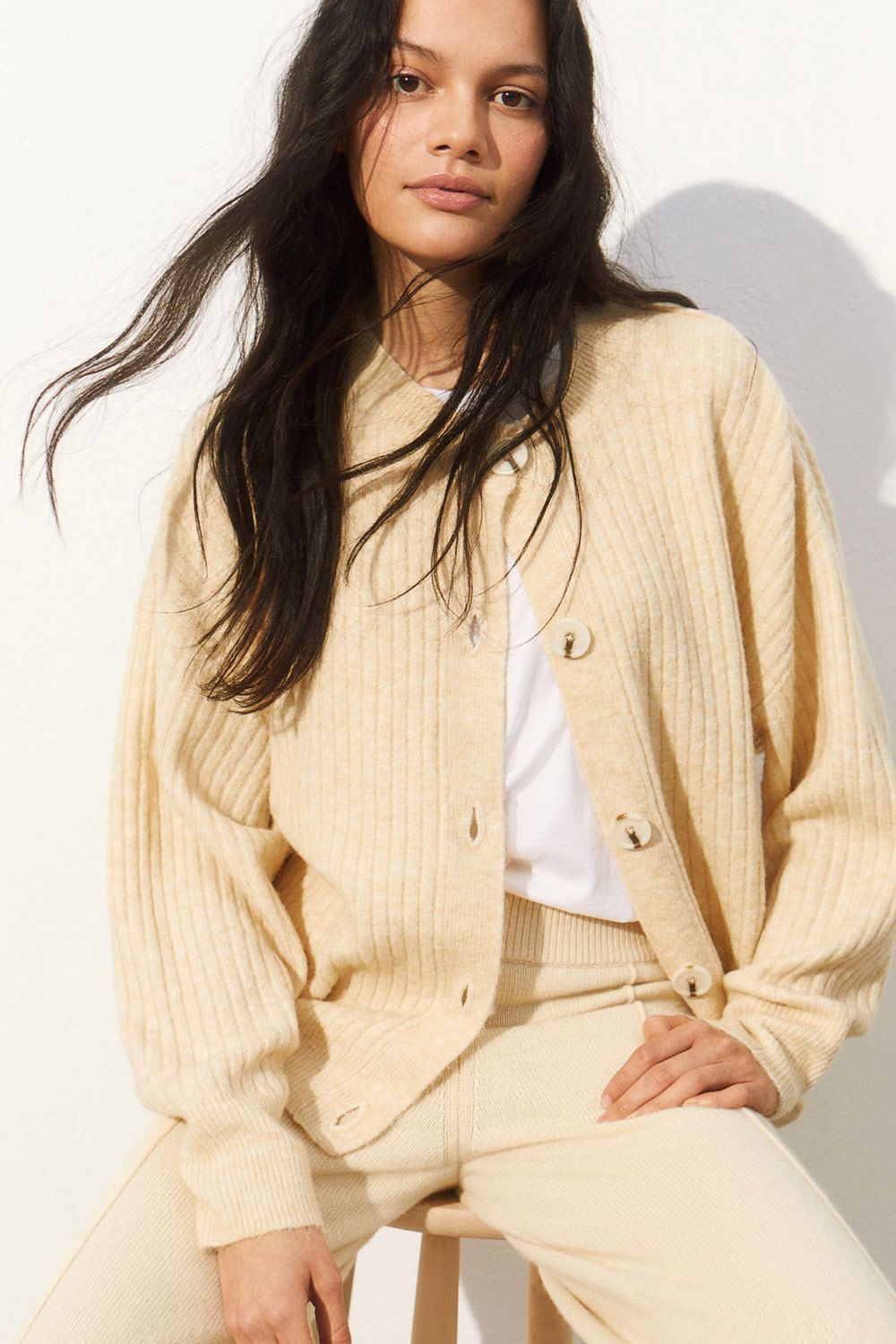 H&M nježna žuta boja modni trend 2021.