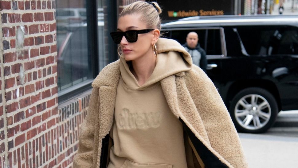 Hailey Bieber zna kako nositi trenirku zimi