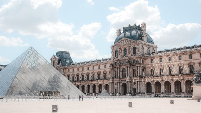 Louvre naslovna