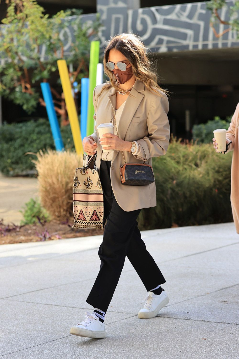 Street style inspiracija: Jessica Alba bira casual eleganciju za poslovni look 2021.