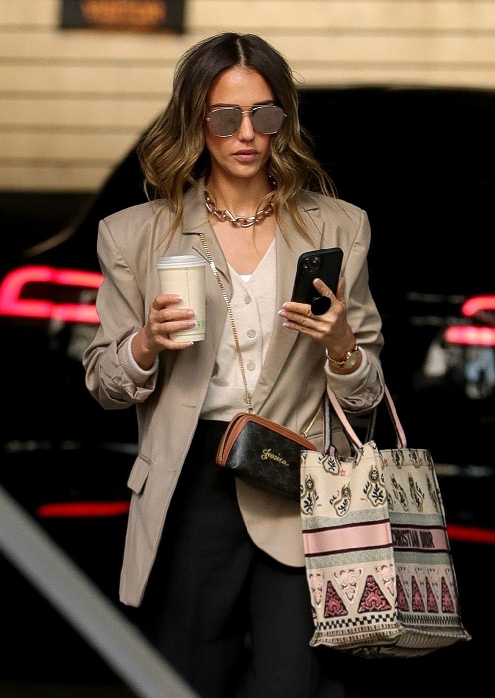 Street style inspiracija: Jessica Alba bira casual eleganciju za poslovni look 2021.