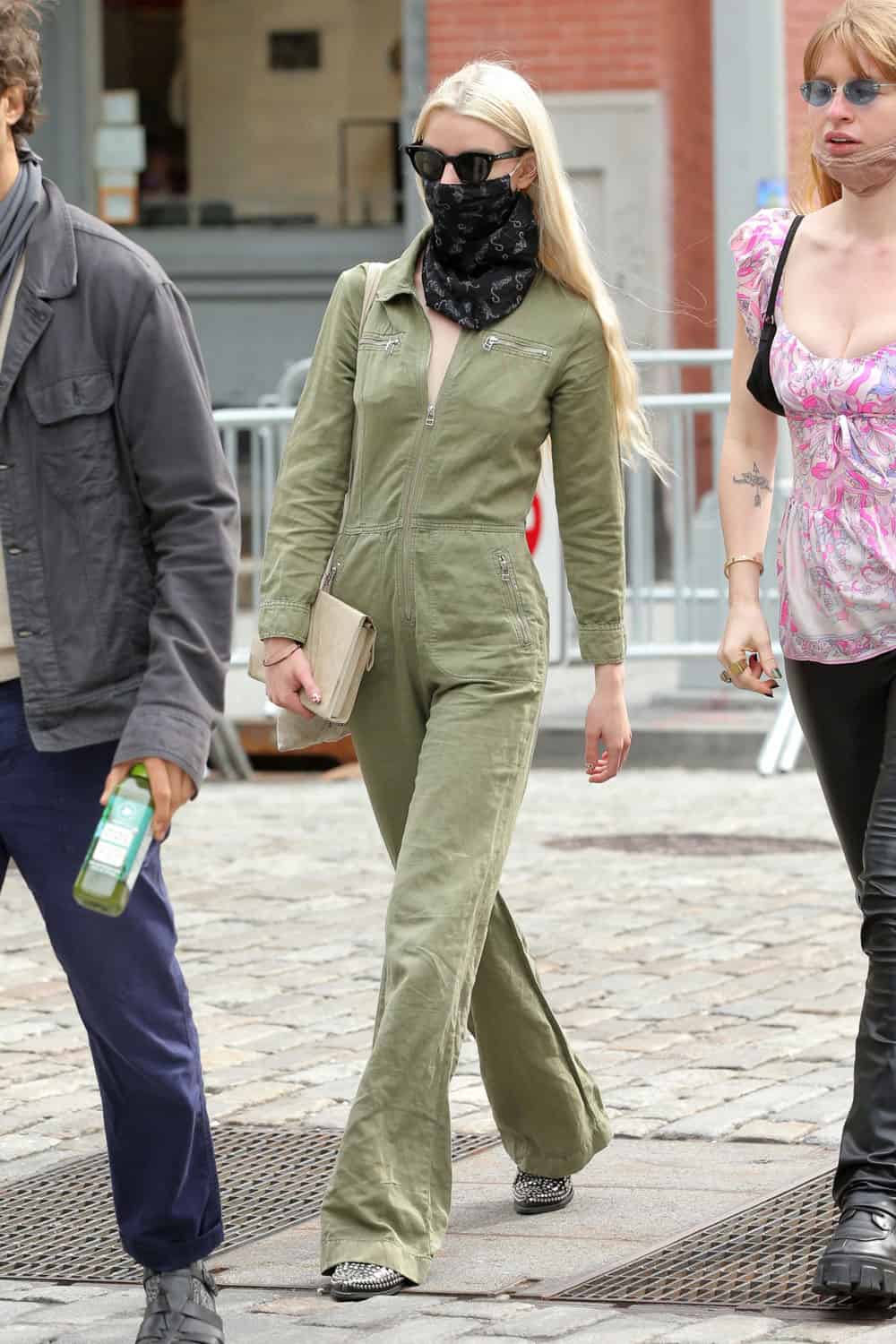 Street style inspiracija: Anya Taylor-Joy u cool kombinezonu za proljeće 2021.