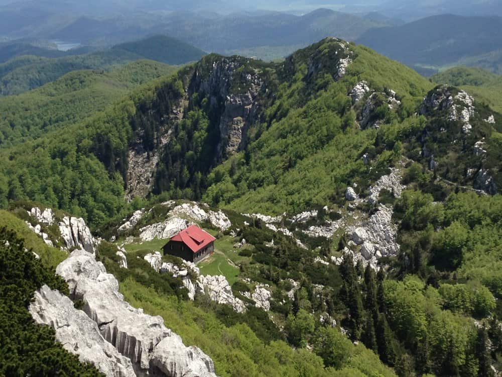 Kako se pripremiti za noćenje u planini?