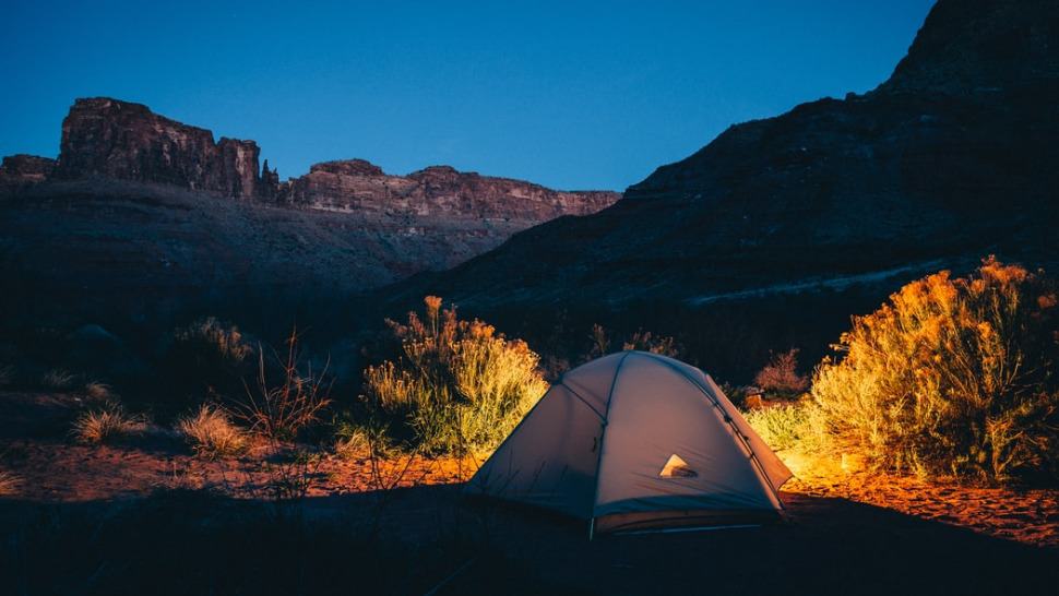 Kako se pripremiti za noćenje u planini – vodič za početnike