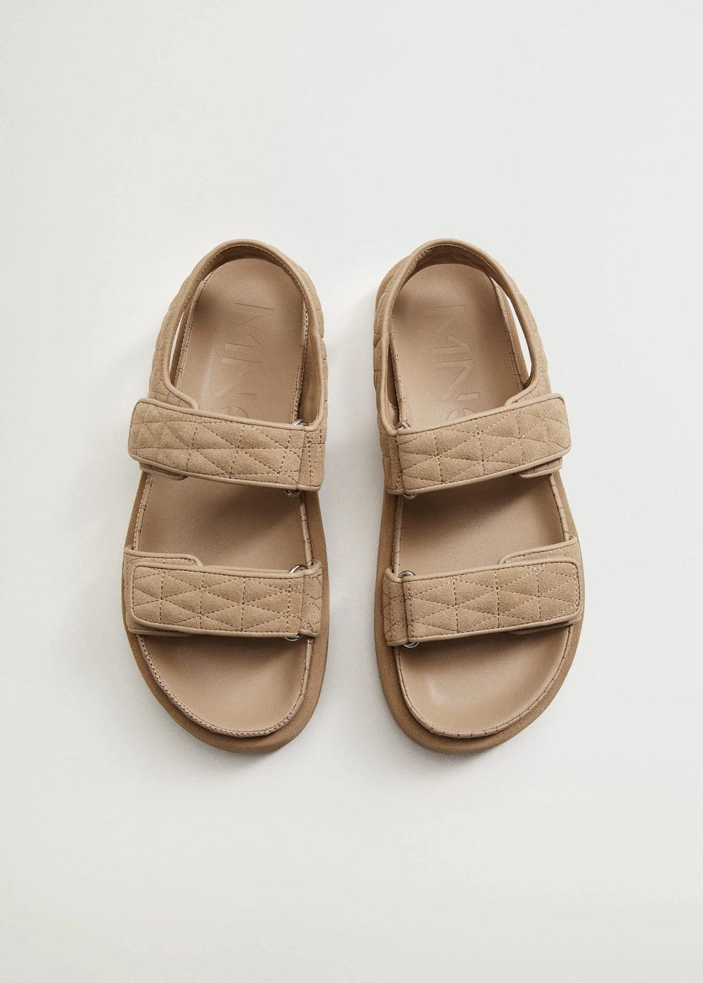 High end vs. high street: Mango sandale 2021.