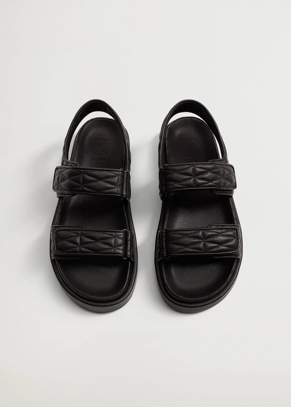 High end vs. high street: Mango sandale 2021.