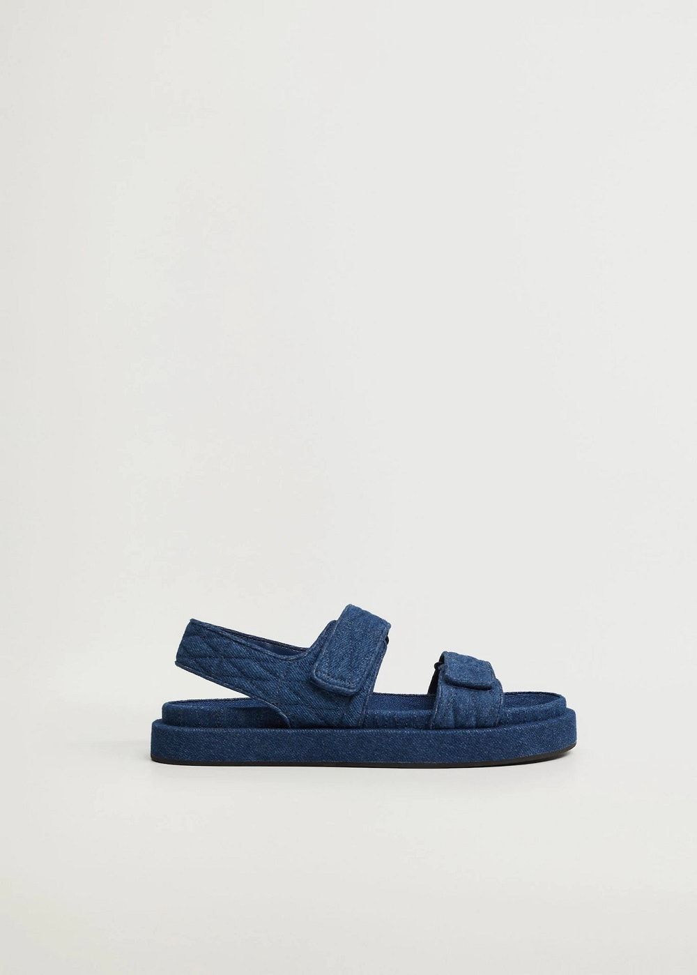 High end vs. high street: Mango sandale 2021.