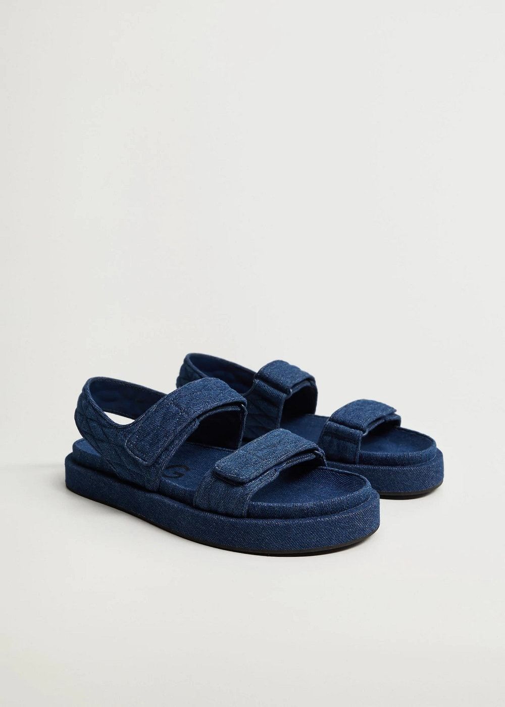 High end vs. high street: Mango sandale 2021.