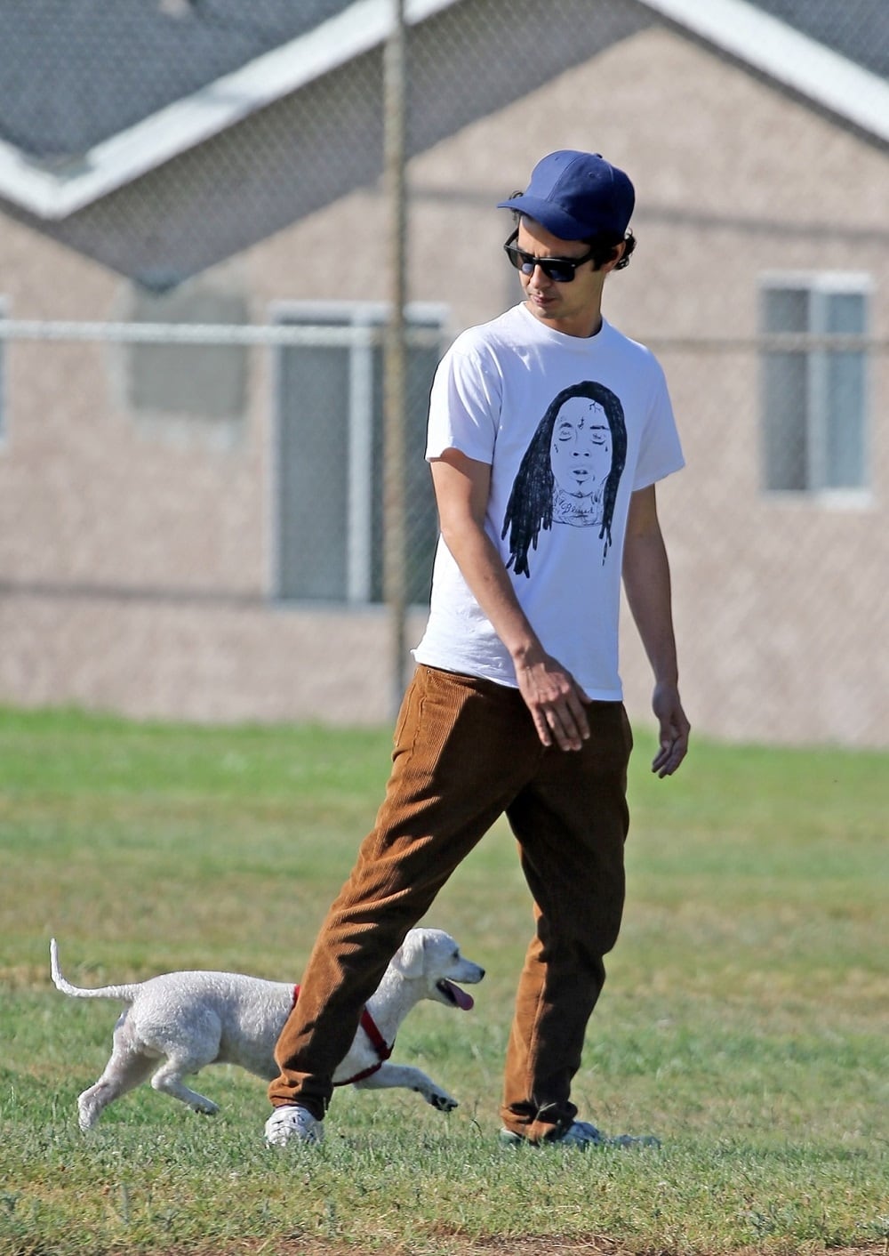 Max Minghella street style kombinacija 2021. 