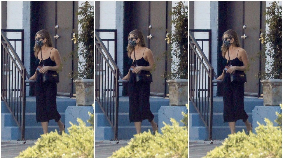 Street style inspiracija: Jennifer Aniston u savršenoj maloj crnoj haljini za tople dane
