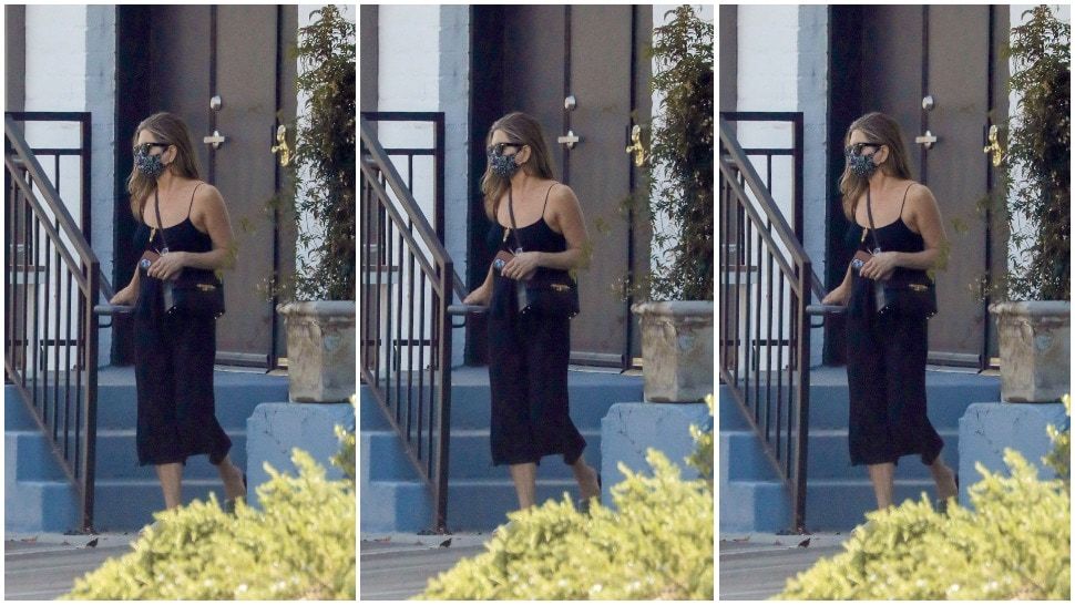 Street style inspiracija: Jennifer Aniston u savršenoj maloj crnoj haljini za tople dane