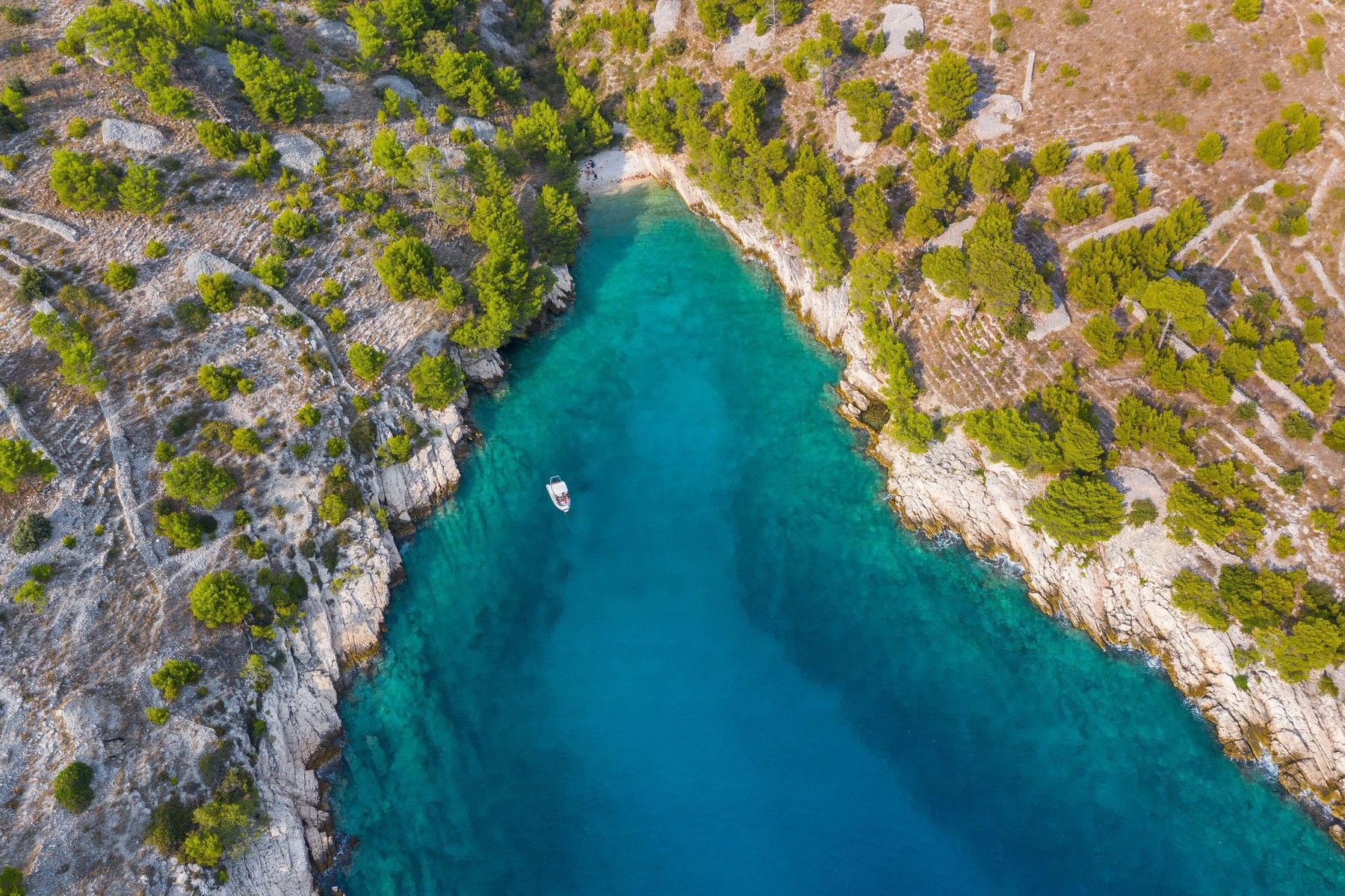 Prekrasne plaže i još 5 dodatnih razloga zašto ovog ljeta želimo na Brač