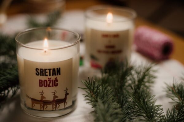 Svicha je mali hrvatski brend svijeća s fora božićnim natpisima