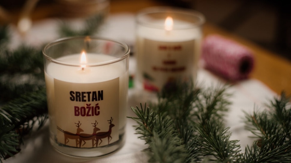 Svicha je mali hrvatski brend svijeća s fora božićnim natpisima