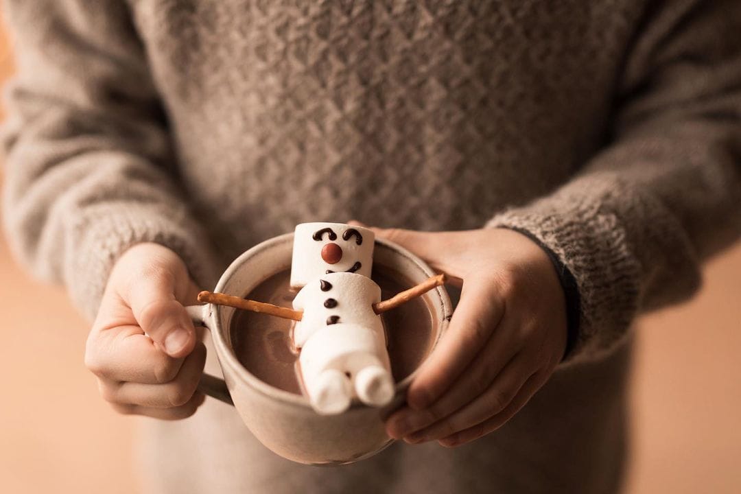 Marshmallow snjegovići koji se kupaju u vrućoj čokoladi najslađe su iznenađenje za božićno jutro
