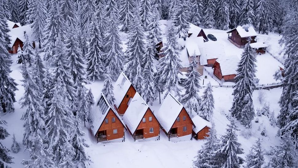 Zimska idila u drvenim kolibama koje su okružene snijegom na planini Zlatar