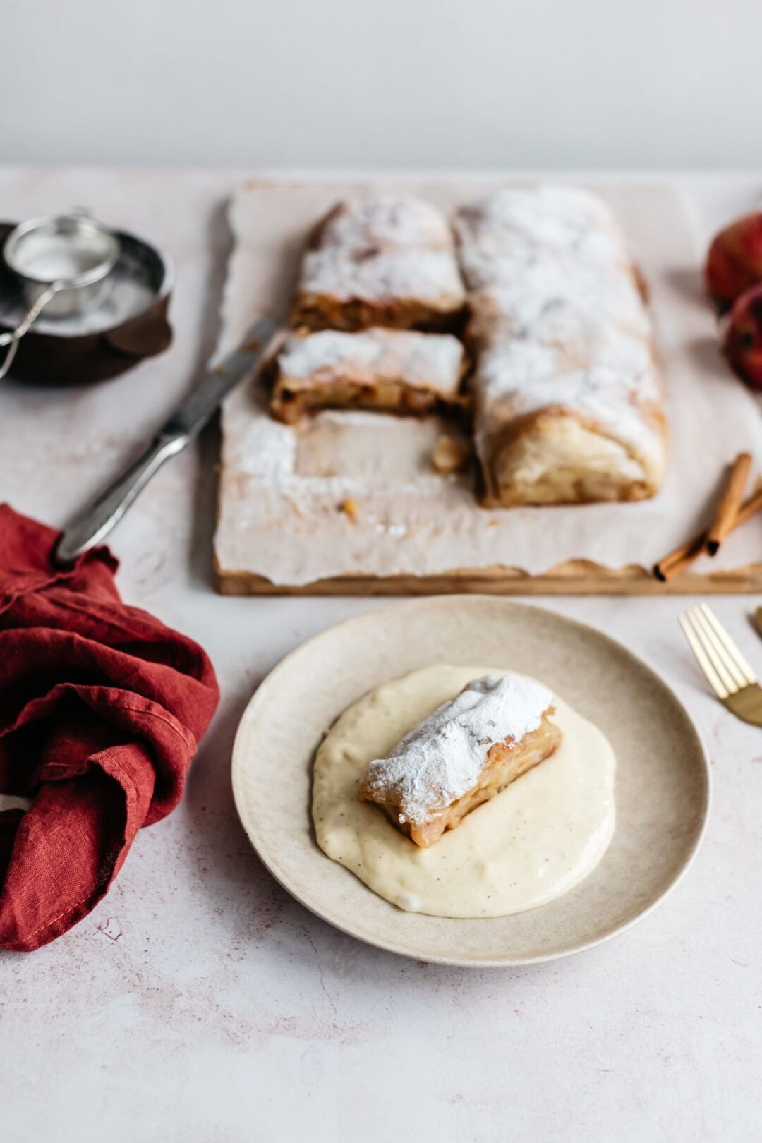 Štrudla od jabuka omiljen je desert iz djetinjstva, a uz ovaj jednostavan recept svi mogu postati majstori štrudle.