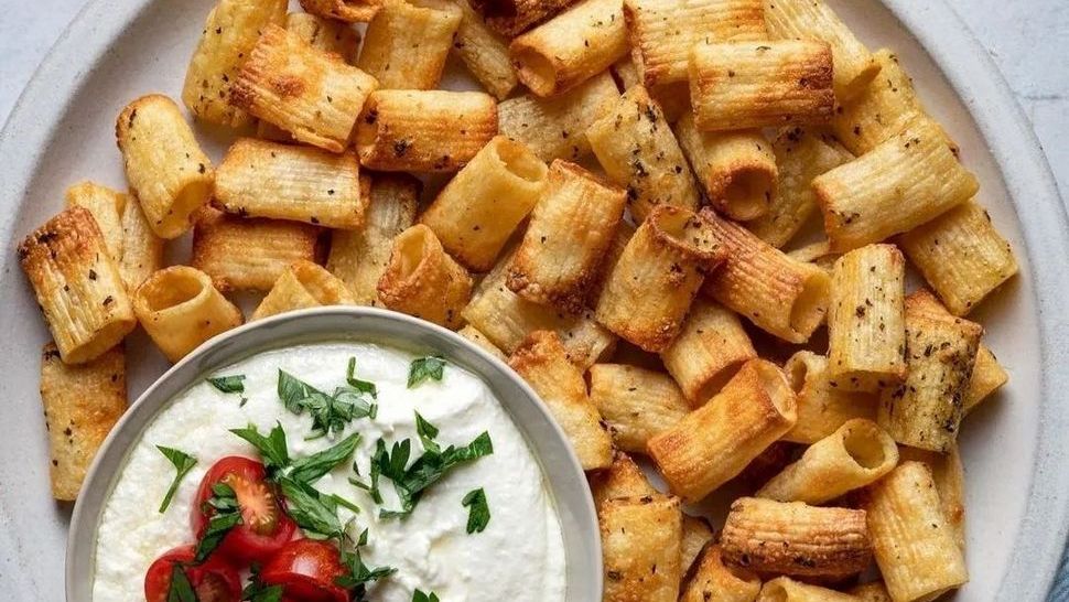 Umjesto klasičnog čipsa jede se novi gastro izum s TikToka – Pasta Chips!