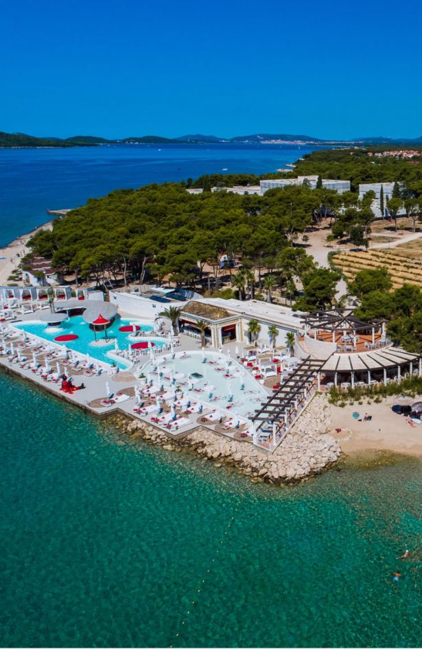 Popularan šibenski Beach Club ljetos ima vrhunski program i okuplja najpoznatija DJ imena