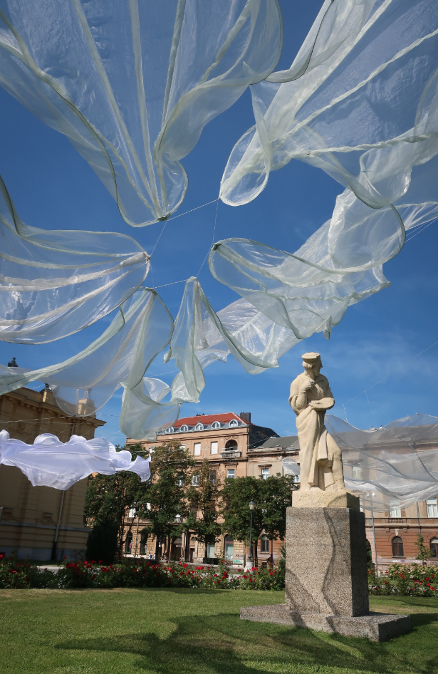 Predivna instalacija “Prostranstvo” Ide Blažičko ispred Umjetničkog paviljona u Zagrebu