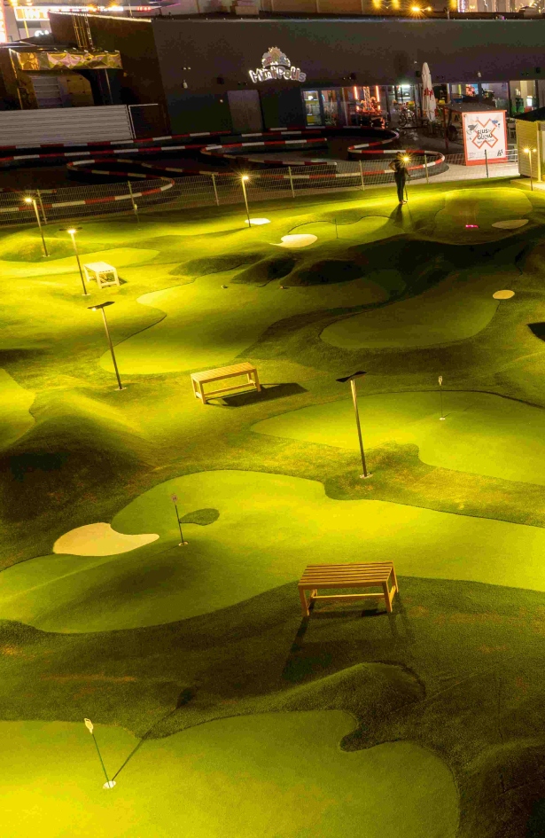 Otvoreni prvi mini golf tereni na krovu trgovačkog centra