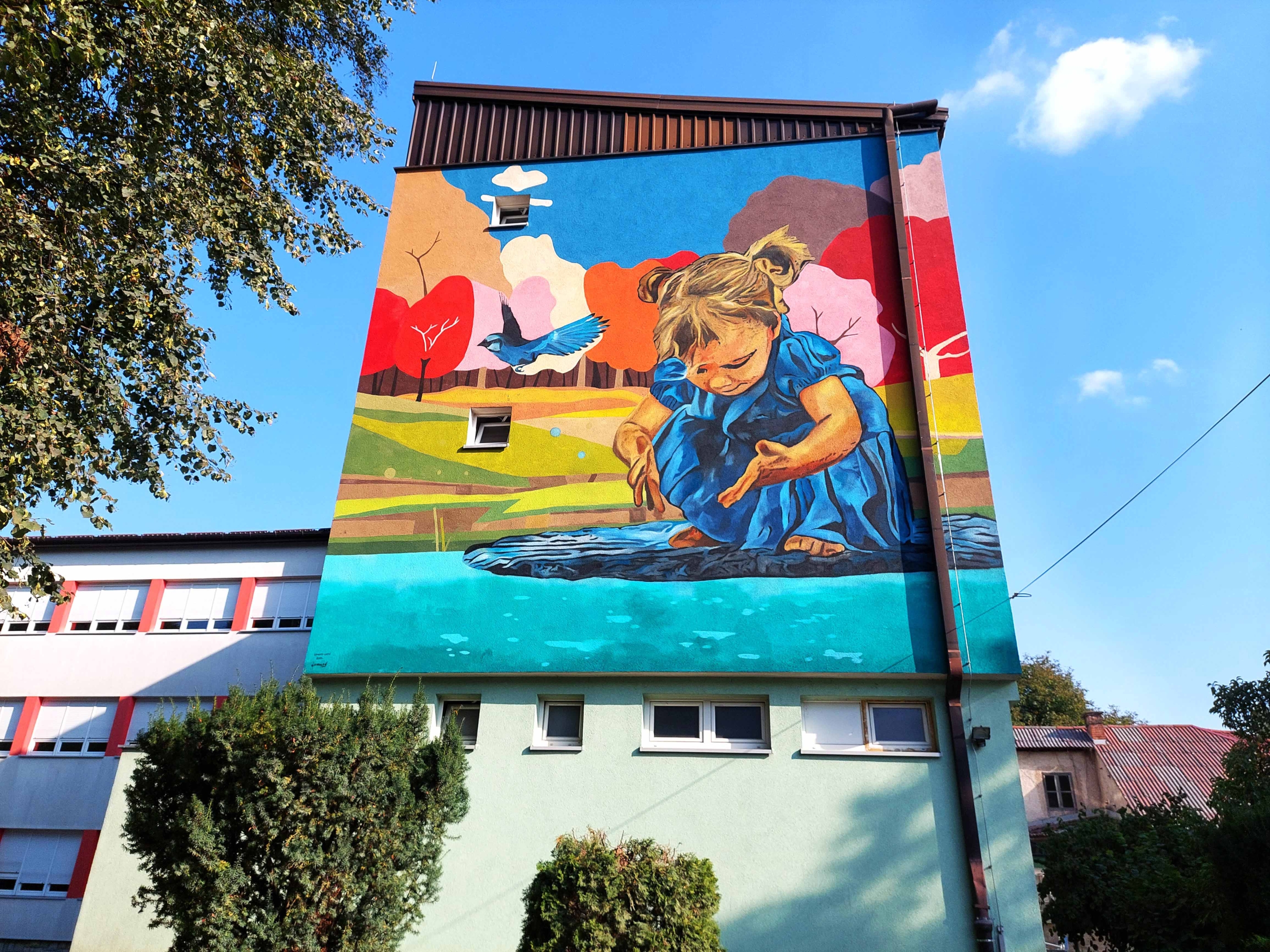 Novi mural u Dugoj Resi “Vrijeme brzo leti” podsjeća nas na bezbrižno uživanje u djetinjstvu
