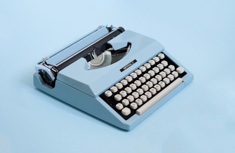 plava pisaća mašina