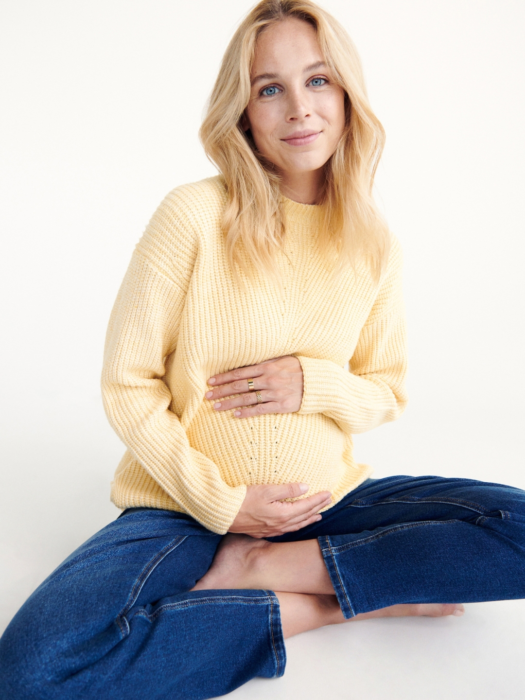 žuti džemper za trudnice