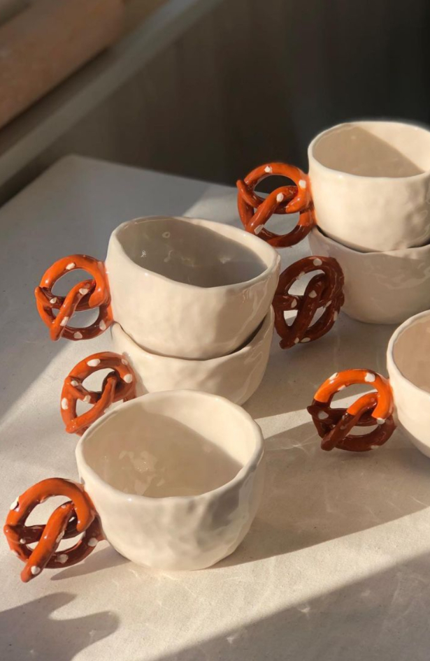 Želimo ove divne keramičke šalice za kavu s perecima, kroasanima i bagelsima
