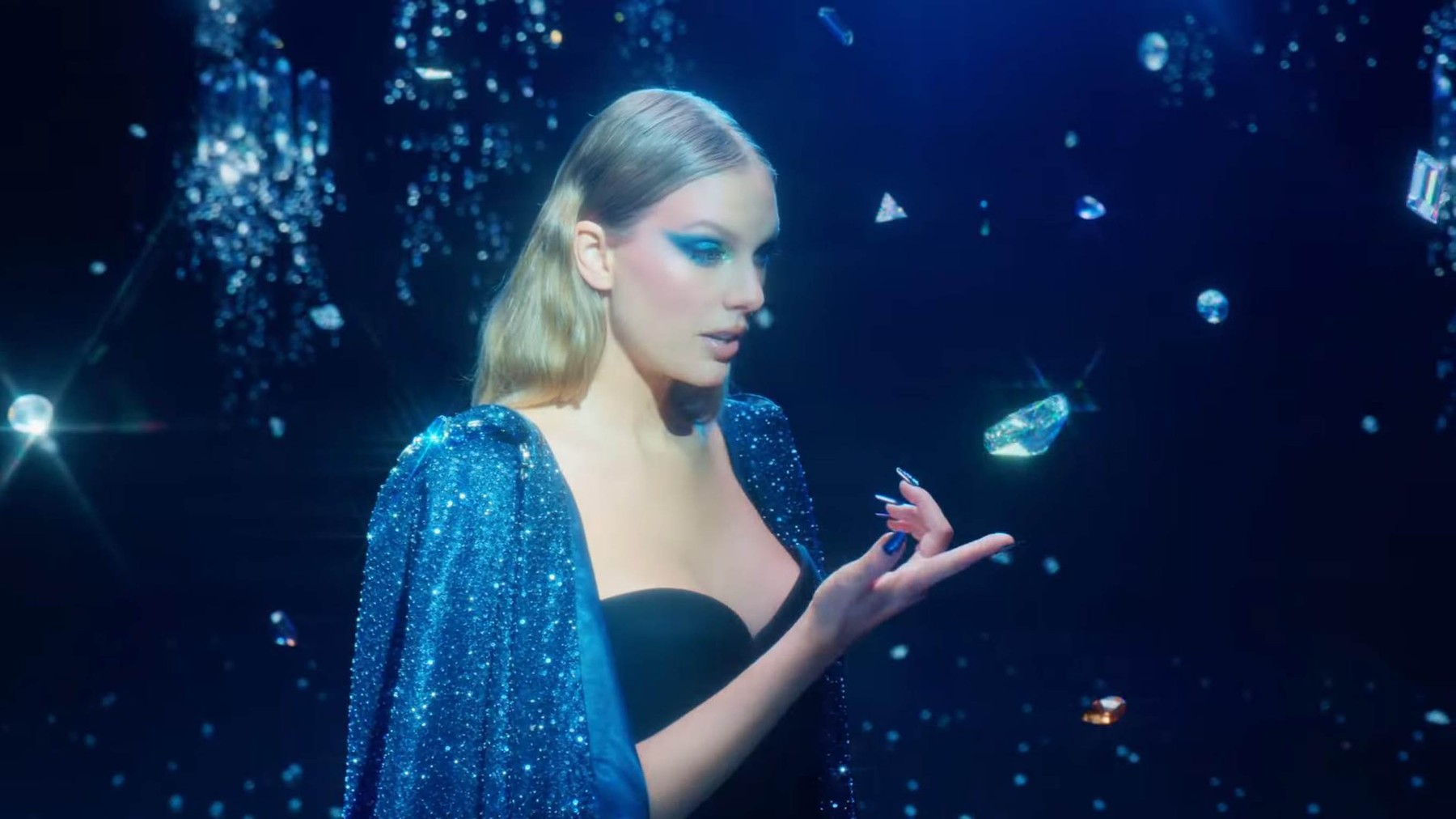 Viralni look tjedna – Kako se doma našminkati kao Taylor Swift u spotu za pjesmu Bejeweled?