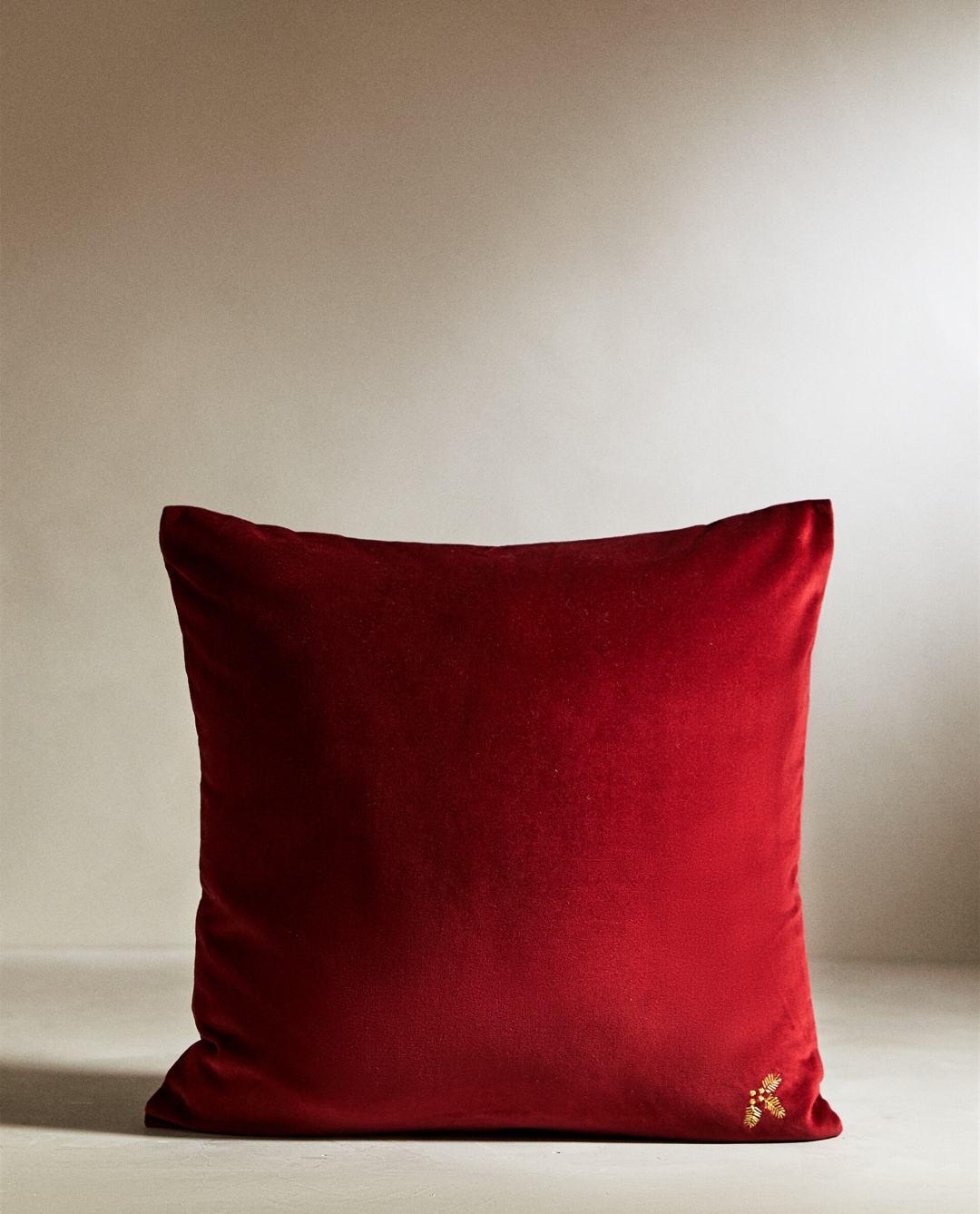 crvena baršunasta jastučnica